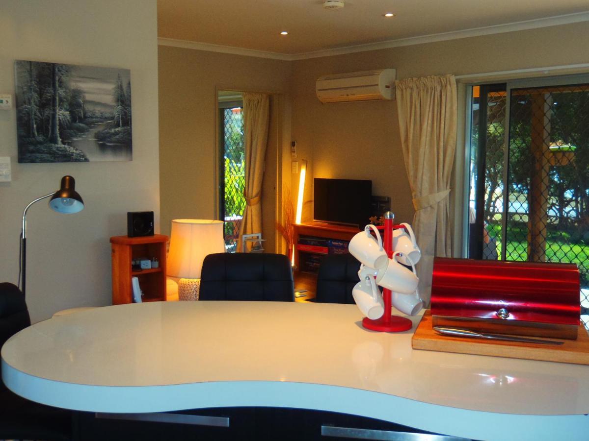 Lakefront Fantail Cottage Lake Hawea, Wanaka Exterior photo