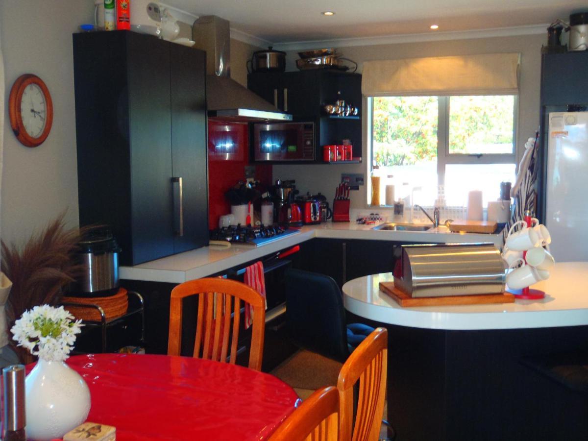 Lakefront Fantail Cottage Lake Hawea, Wanaka Exterior photo