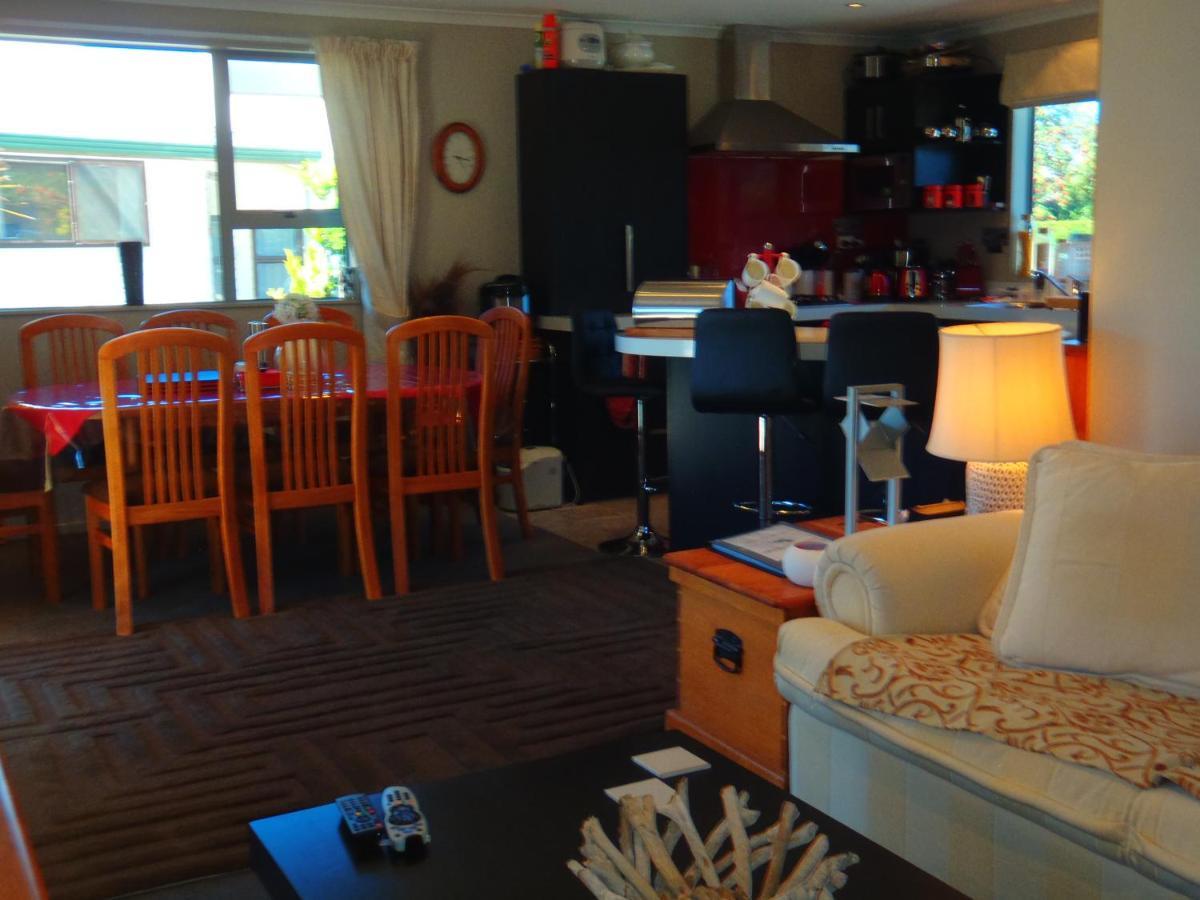 Lakefront Fantail Cottage Lake Hawea, Wanaka Exterior photo